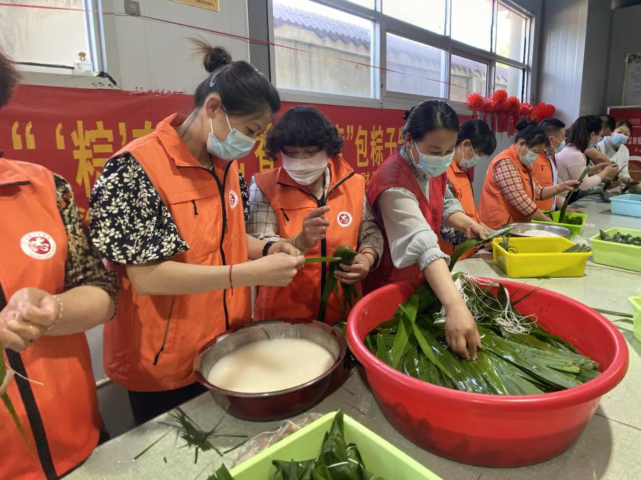 青口供電所黨支部聯(lián)合生產(chǎn)生活服務(wù)中心分會(huì)、黃沙坨社區(qū)，共同舉辦“悠悠艾草香 濃濃端午情”系列活動(dòng)。.png